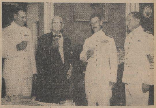 C.N. (Shon Cai) Winkel, met rechts kolonel V.J.L. Blom, commandant der mariniers der N.A., en links commandeur A.J. de Graaff, commandant van de zeemacht der N.A. en de kapitein-luitenant A. Krijger, commandant van de basis Parera tijdens een heildronk op de jarige kolonel Winkel  commandant der V.K.C. in zijn woonhuis op Scharloo, Amigoe 16-01-1958.