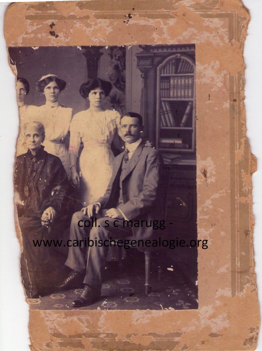 H.G.M. Neuman-Lauffer met v.l.n.r. haar dochter Maria Hermina, dochter Jannetje Magdalena, schoondochter Zoila del Castillo en zoon Willem Tell Neuman. Fotograaf Soublette & Fils, ca. 1911. Op het ontbrekende deel van de foto stonden ongetwijfeld de andere twee zoons