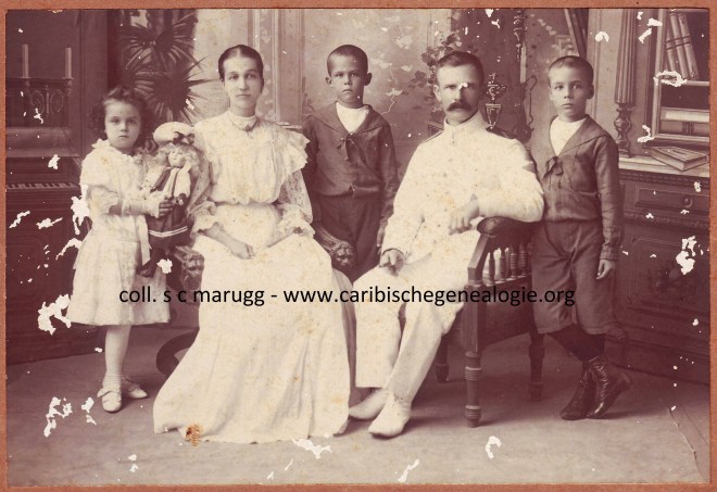 C.S. van der Horst - Hoogenbergen en G. van der Horst en kinderen ca. 1905