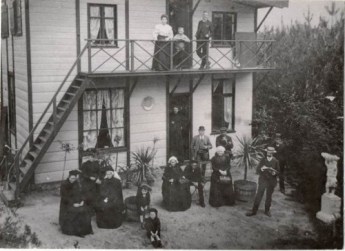 Groepsportret voor het boshuis in het Ulvenhoutsebos van wonderdokter Colson, ca. 1905-1915 (Breda Beeldcollectie)